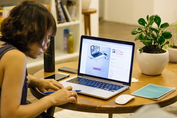 Devenir expert en communication digitale : quel parcours de formation ?